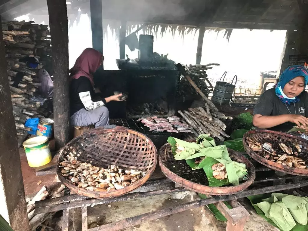 ikan asap olahan khas desa balong dengan keunikan pemanggangan dengna kayu karet dan bungkusan daun jati